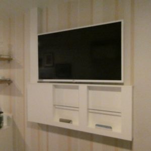 TV mit Ablagen