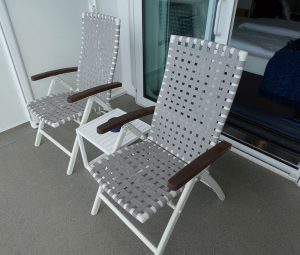 zwei Stühle mit Tisch