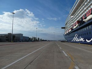 Mein Schiff 6 in Piräus