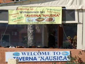 Taverne und Supermarkt