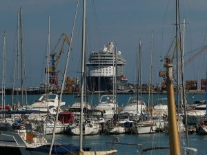 Mein Schiff 6 in der Ferne