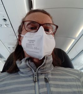 Masken-Selfie im Flugzeug