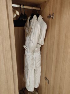 Schrank 5 mit Bademänteln