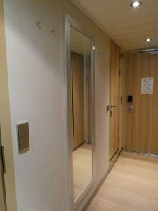 raumhoher Spiegel / Kleiderhaken