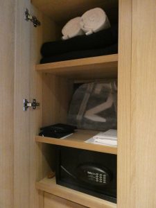 Schrank 1