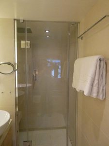 Blick zur Dusche, Handtuchstangen