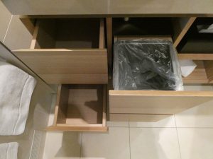 zwei Schubladen und Mülleimer