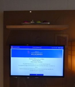 TV mit Ablage