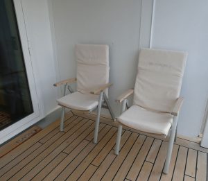 zwei Stühle