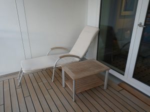 Liegestuhl mit Tisch