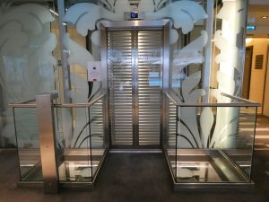 Glasaufzug im Atrium