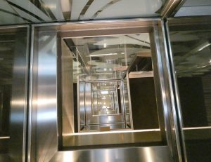Glasaufzug im Atrium