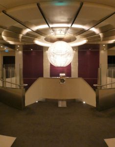 vor dem Theater
