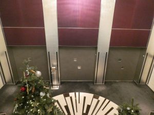 vor dem Theater