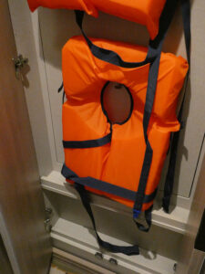 Schrank mit Rettungswesten