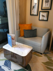 Sofa mit Tisch