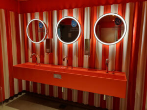 Damentoilette Deck 8