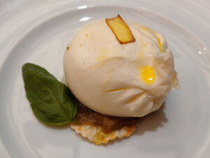 an Bord hergestellte Burrata