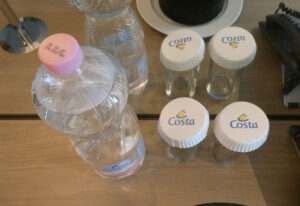 Wasserflasche und Gläser