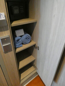 Schrank mit Ablagen
