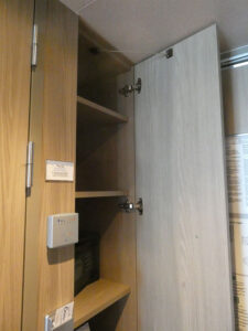 Schrank mit Ablagen