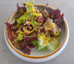 Blattsalat mit Honey-Mustard-Dressing