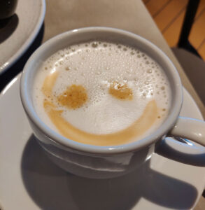 der Cappuccino lächelt
