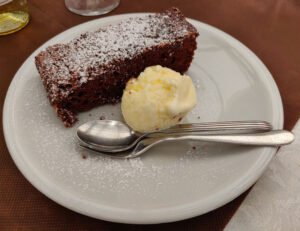 Schokoladenkuchen mit Eis