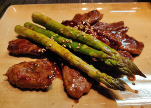 zartes Entenfilet mit Spargel
