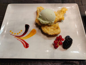 Eis mit japanischem grünen Tee auf knuspriger Bananen-Tempura