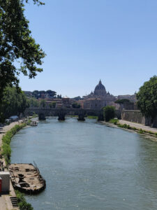Tiber mit Blick zum Petersdom