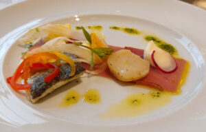 Komposition aus geräuchertem Thunfisch, Seebarsch und Gemüse