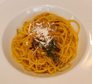 Pasta mit Sardinen, Rosinen, Pinienkernen und Ricotta Forte
