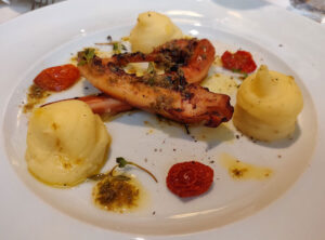gekochter Tintenfisch mit Kartoffelschaum und Kapern
