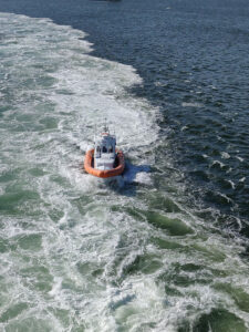 Lostenboot in der Heckwelle