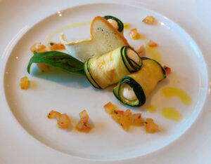 Röllchen aus gegrillten Zucchini