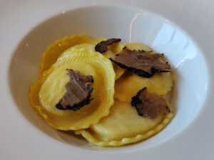Ravioli mit Pilzen und Sommertrüffeln