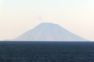 Stromboli mit Rauchwolke