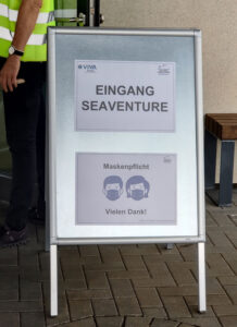 Warten vor dem Terminal