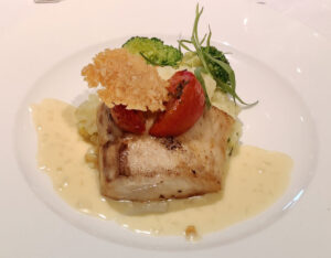 Gebackenes Butterfischfilet mit Parmesanchips