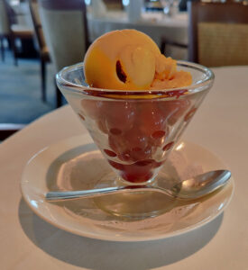 eingelegte Trauben mit Mango Sorbet