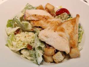gegrillter Hähnchen Caesar Salad