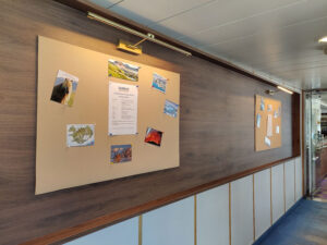 Infotafeln vor der Seabreeze Lounge