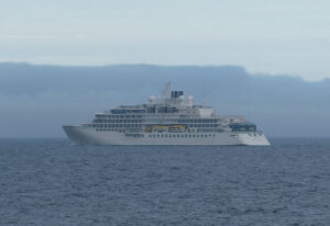 Crystal Endeavor mit Nebel