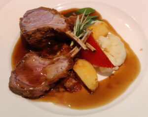 isländisches Lammkarree mit Kräuterkruste