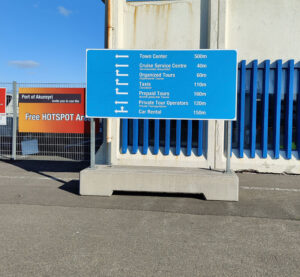 Wegweiser im Hafen