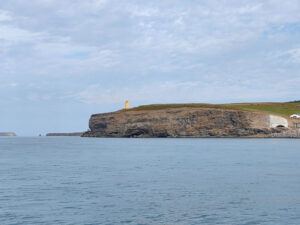 Küste und Leuchtturm von Húsavik