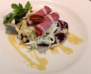 Kohl und Apfelsalat, geschnittene Pastrami