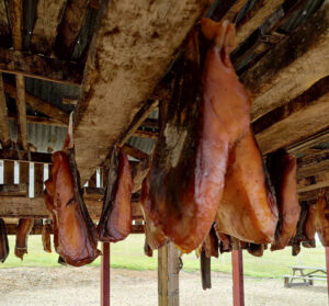 Trockenhaus mit Hákarl