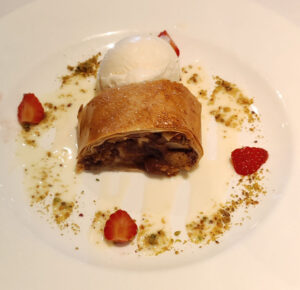 warmer Apfel-Zimt Strudel